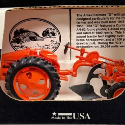 Allis Chalmers G w/Plow 1/16 Diecast Farm Tractor Replica by Scale Models