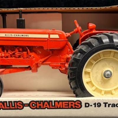 Ertl Allis-Chalmers D-19 Tractor
