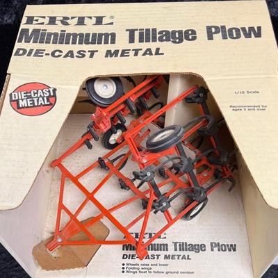 Ertl 1/16 Minimum Tillage Plow, Allis Chalmers Orange