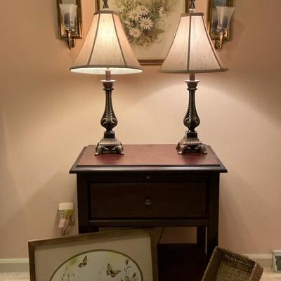 Traditional Bedroom Decor and Lighting Set