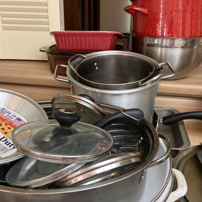 Lot Of Assorted Cooking And Baking Pans