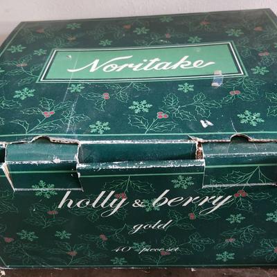 Holly & Berry Gold