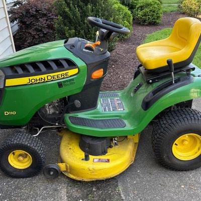 John Deere D110 Riding Lawnmower