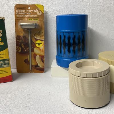 Vintage Thermos and Alladin Insulated Jars and Dixie Cups 