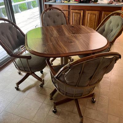 Dinette & 4 Caster Chairs 