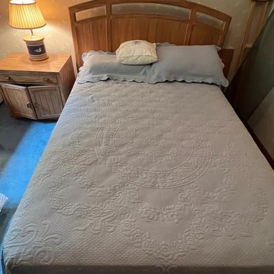 Full Size Serta Perfect Sleeper Bed + Side Table + Working Lamp