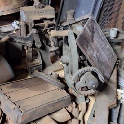 Hand crank drill press