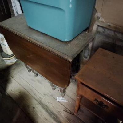 Gate leg table