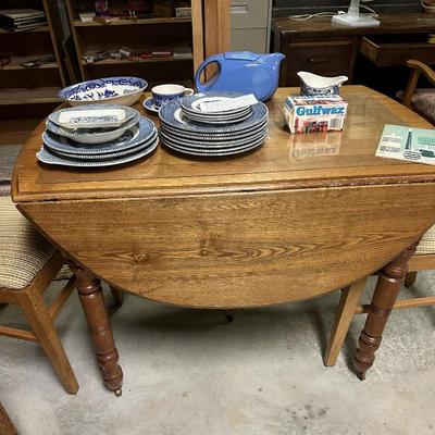 Sale Photo Thumbnail #141: Vintage drop leaf table with 5 legs