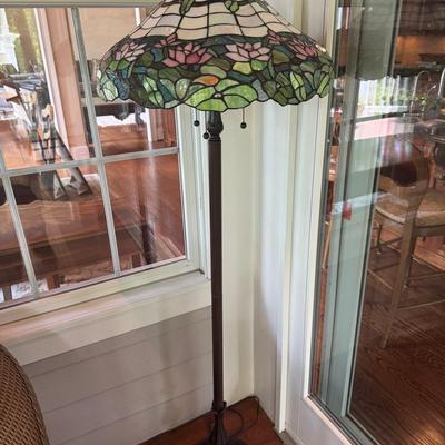 Tiffany-Inspired Floor Lamp with Triple Chain Pulls