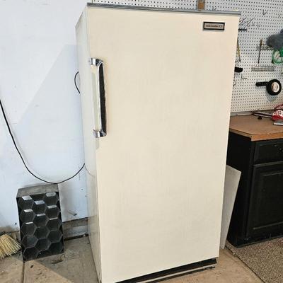 Kelvinator Vintage Cream Refrigerator with Glass Shelves & Freezer Temp Control _ Works Great!