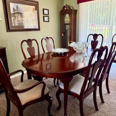 This is an expandable table. It comes with two leaves, storage covers, table pad, 6 side chairs and 2 armchairs.