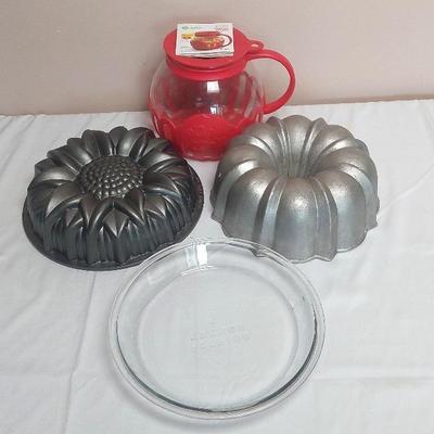Vintage Cast Bundt Cakes Pans Nonstick & Cast, Microwave Pop Corn Popper, Anchor Hocking Glass Pie 