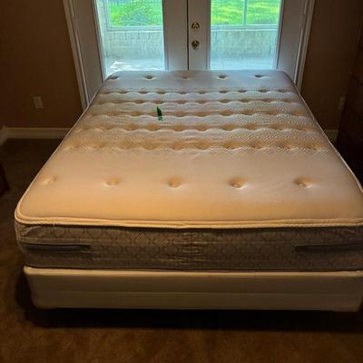 Sale Photo Thumbnail #29: Sealy Posturepedic Queen Mattress Set