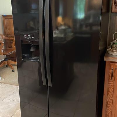 Sale Photo Thumbnail #74: Whirlpool- Side By Side, 25 Cu. Ft. Frigerator /freezer In Black