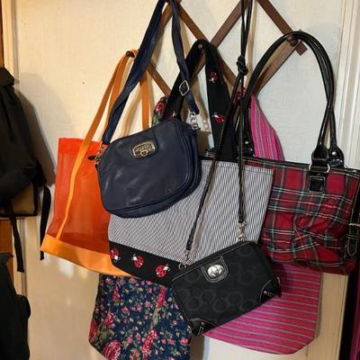 Sale Photo Thumbnail #44: Great Assortment of Ladies Handbags and Purses 