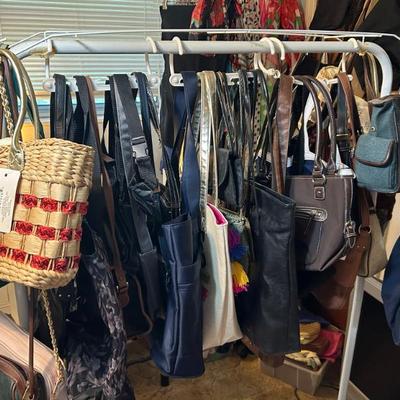Sale Photo Thumbnail #46: Great Assortment of Ladies Handbags and Purses 