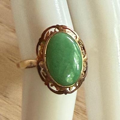 14K Yellow Gold & Jade Cabochon Ring Size 6.5 - Total Weight 3.4 Grams 