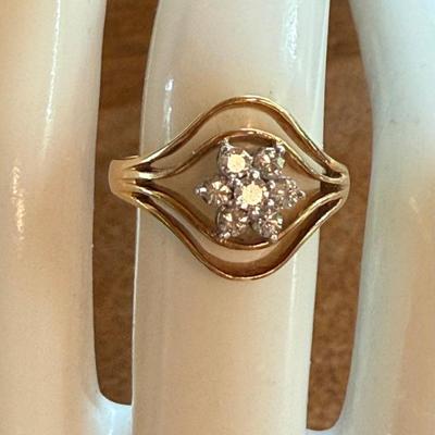 Vintage 14K Yellow Gold And Diamond Cluster Ring - Size 7 - Total  Weight - 4.2 Grams 