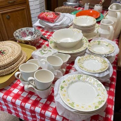 Sale Photo Thumbnail #51: Metlox Poppytrail Daisy Dish Set
