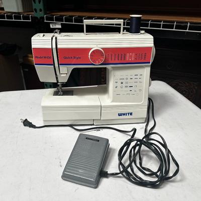 White Quick Style W450 Sewing Machine with Pedal