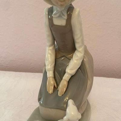 Nao by Lladro Kneeling Girl with Lamb 