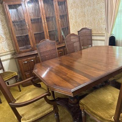 Sale Photo Thumbnail #1: Haverty dining room set. 