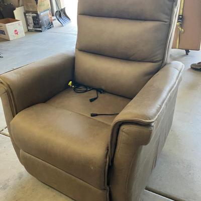 Sale Photo Thumbnail #1: Like new lift chair
