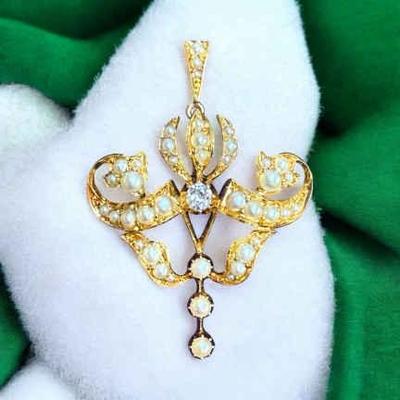 Antique victorian pendant 15dt gold diamond & pearls
