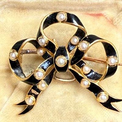 Vintage ribbon brooch with pearls