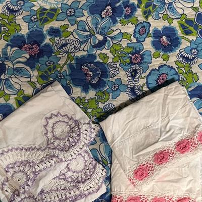 Retro Flowered Comforter with Two Pairs Crocheted Cotton Pillowcases
