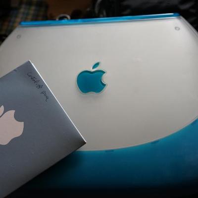 Mac "Clamshell " lap top vintage with disc and manual. still searching out cord. 