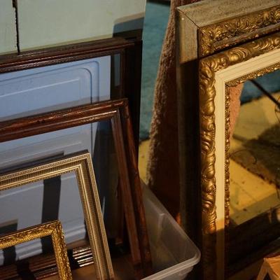 Frames vintage and also a variety of smaller photo frames. 