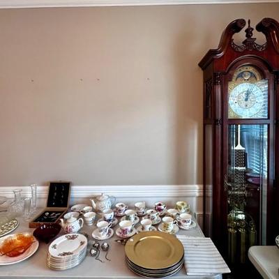 Sale Photo Thumbnail #8: Howard Miller Clock