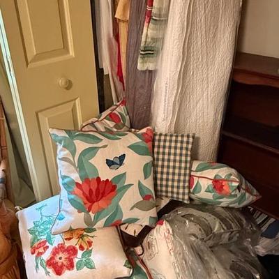 Decorative Pillow And Table Cloth Lot 