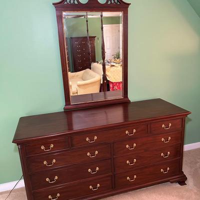 Henkel-Harris Mahogany 9 Drawer Dresser And Mirror 