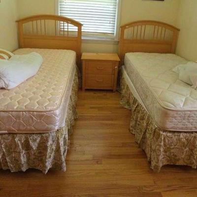 Lexington Furniture Twin Beds, Mattresses, Spread, and Nightstand 
