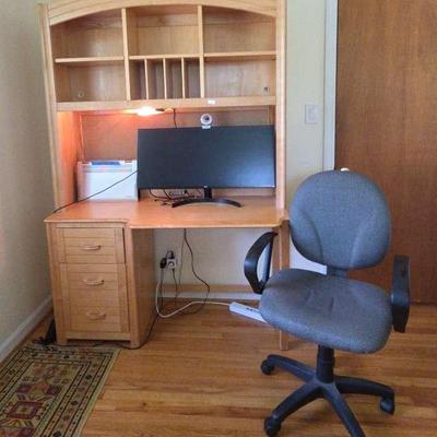 Lexington Furniture Wooden Two-Piece Desk with Swivel Chair