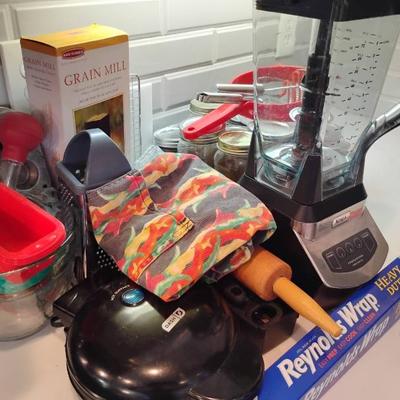 Em139 ninja blender and miscellaneous items