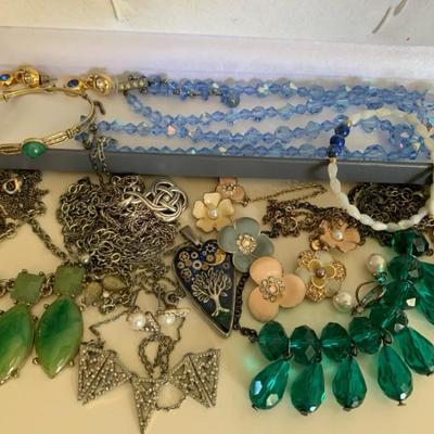 Em157 blues and greens jewelry mystery lot