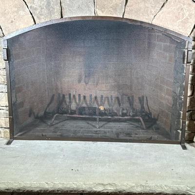 Large Contemporary Style Fireplace Screen | Dark, arched mesh, of large size, hammered metal Dimensions: h. 35 x l. 51 in
