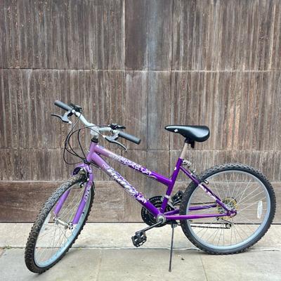 Girl’s Huffy Lakota Mountain Bike | Purple, 5-speed bike. Black adjustable seat, handle brakes. Dimensions: h. 35 x w. 23 x l. 58 in
