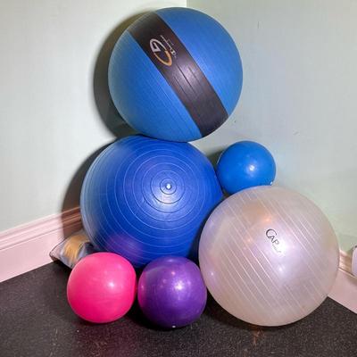 (7pc) EXERCISE BALLS & PUMP | Lot of 6 varying size exercise balls and pump.

