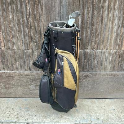Junior Golf Bag And Clubs | US Kids Golf Bag with shoulder strap and stand. Side pockets, two covers and two Tommy Armour clubs. - h. 32...