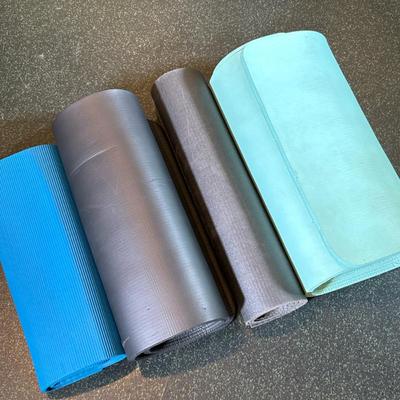 (4pc) EXERCISE & YOGA MATS | Mixed lot of 4 exercise and yoga mats - w. 26 x l. 72 in
