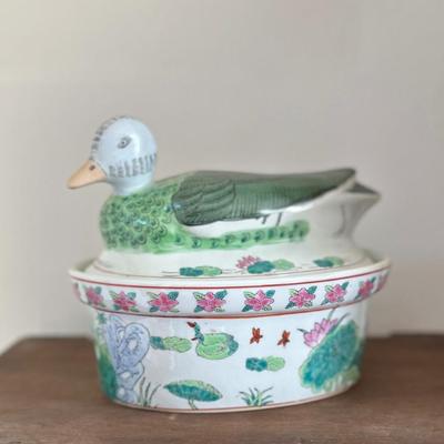 Sale Photo Thumbnail #88: Porcelain duck jar 