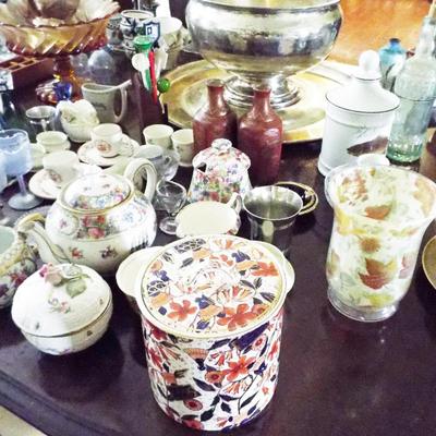 Sale Photo Thumbnail #219: ANTIQUE JAPANESE MEIJI PERIOD IMARI TEA CADDY WITH LID AMONG OTHER BEAUTIFUL PORCELAIN PIECES
