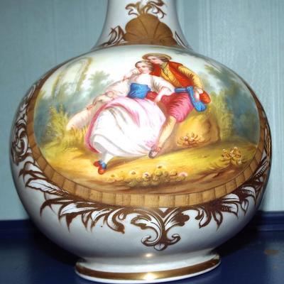 LARGE VINTAGE IN THE STYLE OF LIMOGES LOVERS PAINTED PORCELAIN VASE