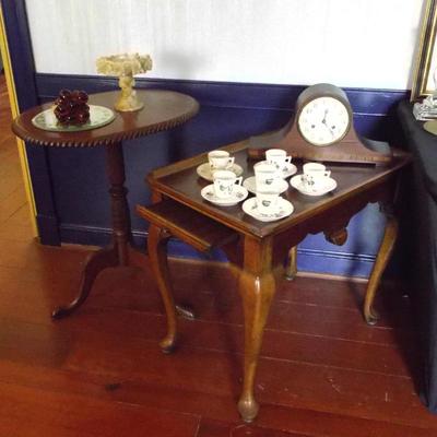 VINTAGE MAHOGANY ROPE EDGE OVAL QUEEN ANNE TRIPOD TABLE AND VINTAGE MAHOGANY TEA TABLE W/ CANDLE HOLDER PULLOUTS 