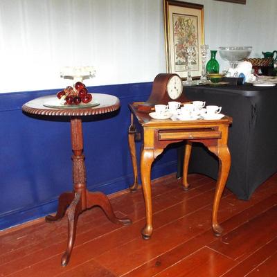 VINTAGE MAHOGANY TEA TABLE W/ CANDLE HOLDER PULLOUTS 
VINTAGE MAHOGANY ROPE EDGE OVAL QUEEN ANNE TRIPOD TABLE
